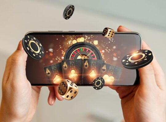 Online Casino Geld zurück – Casino-Spiel auf Smartphone mit Pokerkarten, Würfeln und Roulette