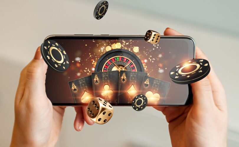 Online Casino Geld zurück – Casino-Spiel auf Smartphone mit Pokerkarten, Würfeln und Roulette