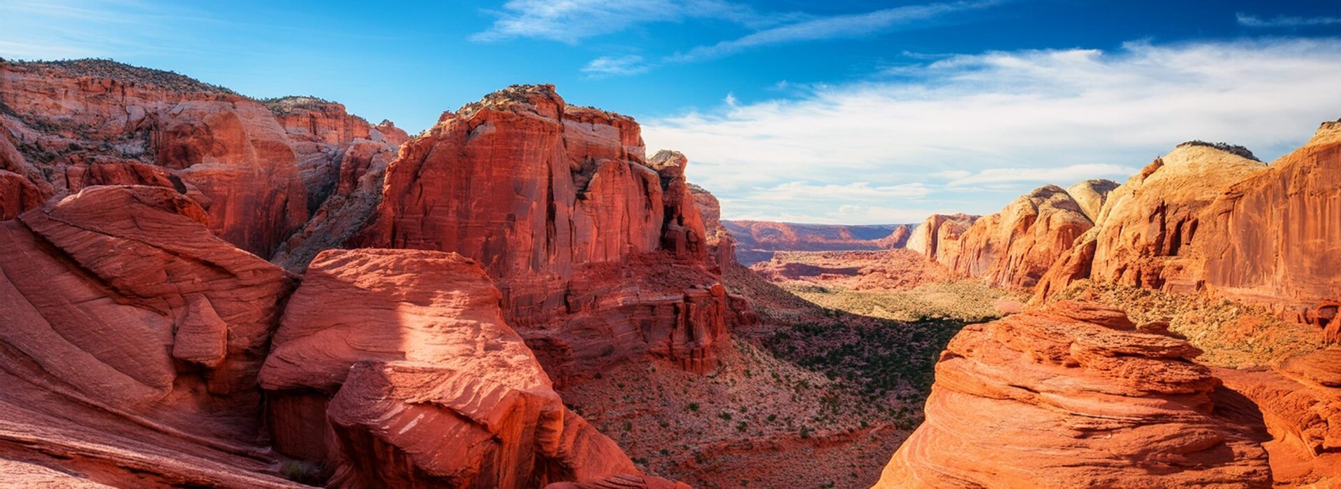 Rote Felsen in einer beeindruckenden Wüstenlandschaft unter blauem Himmel – spektakuläre Naturformationen, die als Inspiration für Gartenfelsen dienen.